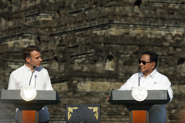 President Prabowo Subianto With French President Emmanuel Macron through the iconic Borobudur Temple. (Dok. ksp.go.id)