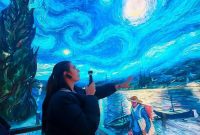 A Mexican influencer explores a metaverse experience pod. (Photo by Qu Chang)