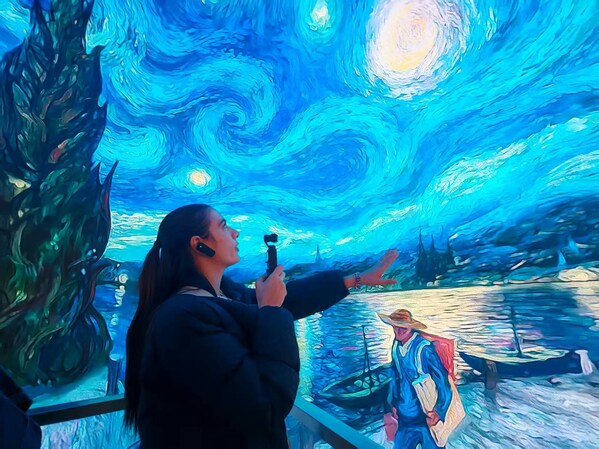 A Mexican influencer explores a metaverse experience pod. (Photo by Qu Chang)