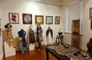 Indonesian artist Andrea van Diemen with Mayor Bill Gebhardt at the opening of her first solo exhibition, I Am Who I Am, at Burra Regional Art Gallery, South Australia, on 24 October 2026. (Dok. Andrea van Diemen)